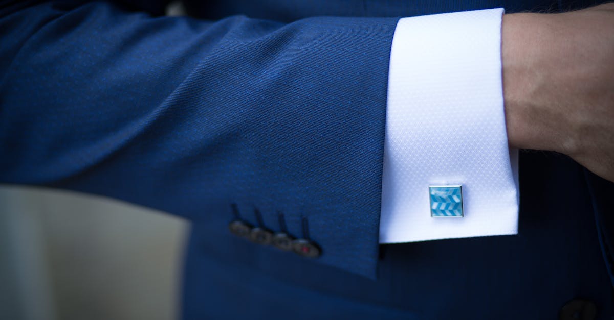 découvrez notre collection élégante de boutons de manchette pour ajouter une touche d'élégance et de raffinement à votre tenue.