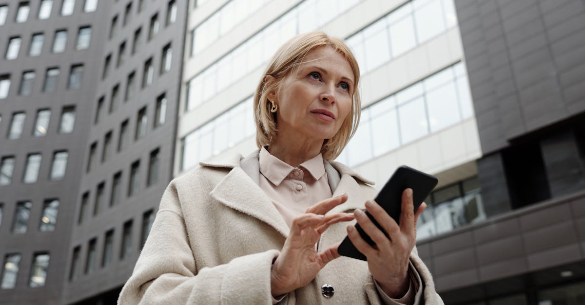 découvrez notre collection élégante de manteaux croisés, alliant style classique et confort moderne pour un look raffiné en toute saison.