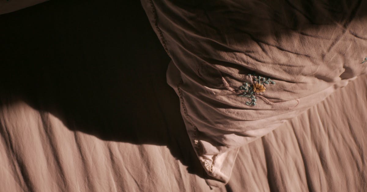 mouchoir en lin brodé, alliant élégance et douceur pour une touche vintage et raffinée.