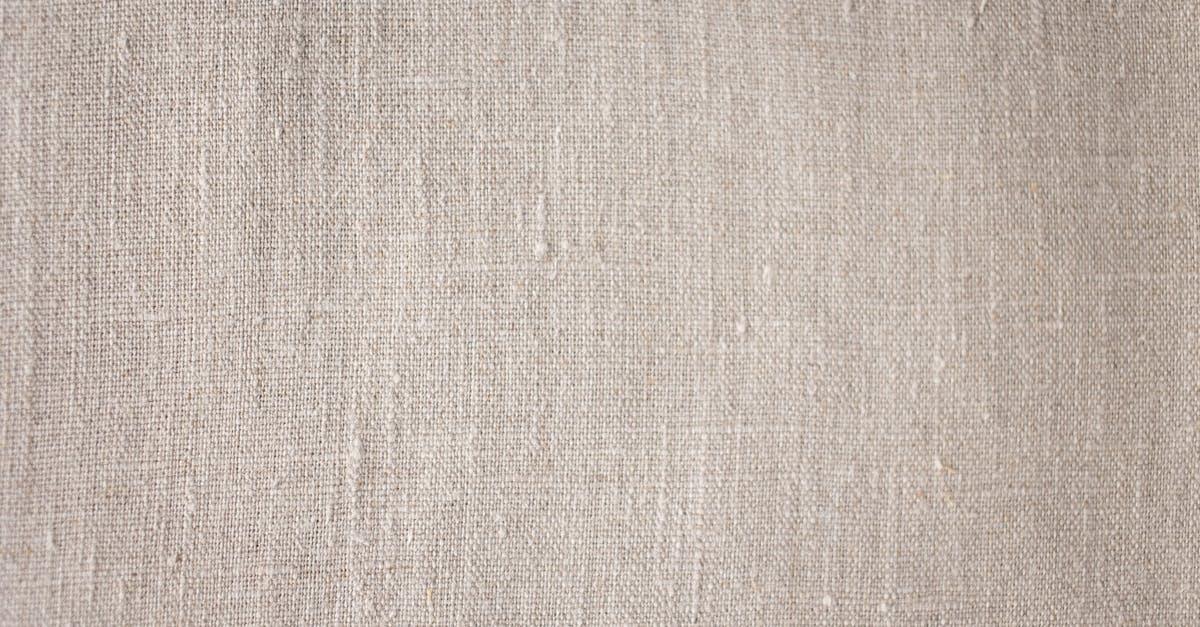 mouchoir en lin brodé, alliant élégance traditionnelle et douceur naturelle, parfait pour une touche raffinée au quotidien.