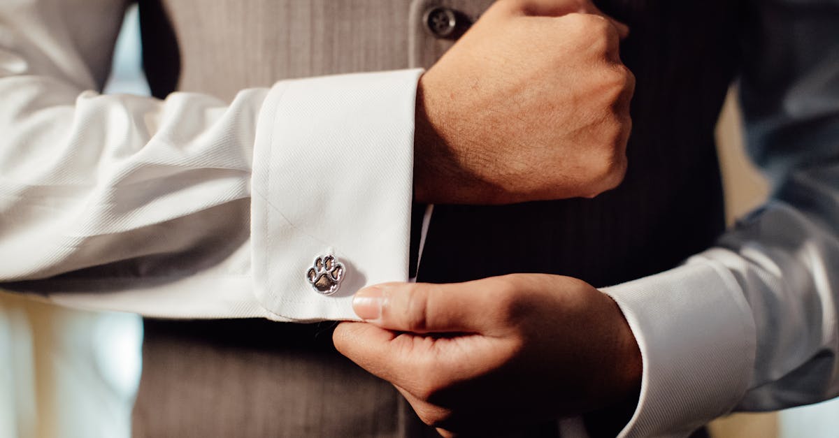 découvrez notre collection élégante d'épingles de col formelles, parfaites pour apporter une touche sophistiquée à votre tenue professionnelle ou de cérémonie.