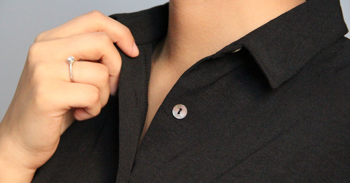 découvrez notre collection d'épingles de col formelles, idéales pour sublimer vos chemises avec élégance et sophistication.