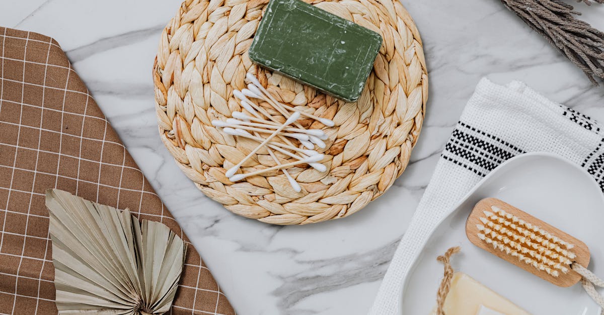 découvrez les indispensables pour un home bar parfait : verres, accessoires et ingrédients essentiels pour des cocktails réussis chez vous.