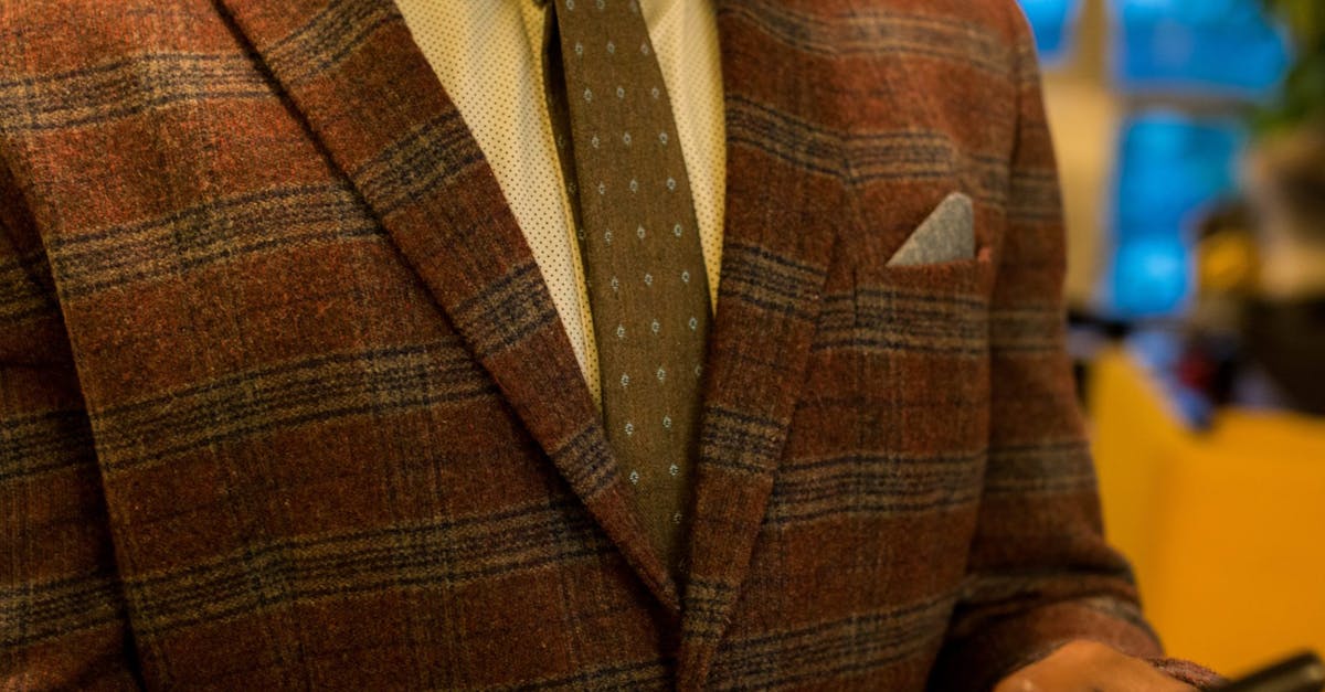 découvrez comment nouer élégamment un ascot et une cravate grâce à notre guide étape par étape, pour un style raffiné et sophistiqué en toutes occasions.