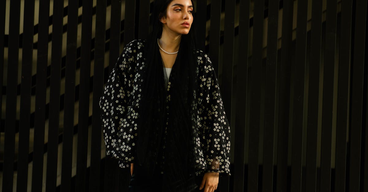 découvrez le style emblématique de james dean, icône intemporelle de la mode des années 50, alliant décontraction et élégance rebelle.