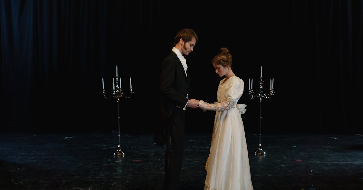 découvrez notre costume classique pour hommes, alliant élégance intemporelle et coupe parfaite pour toutes les occasions formelles.