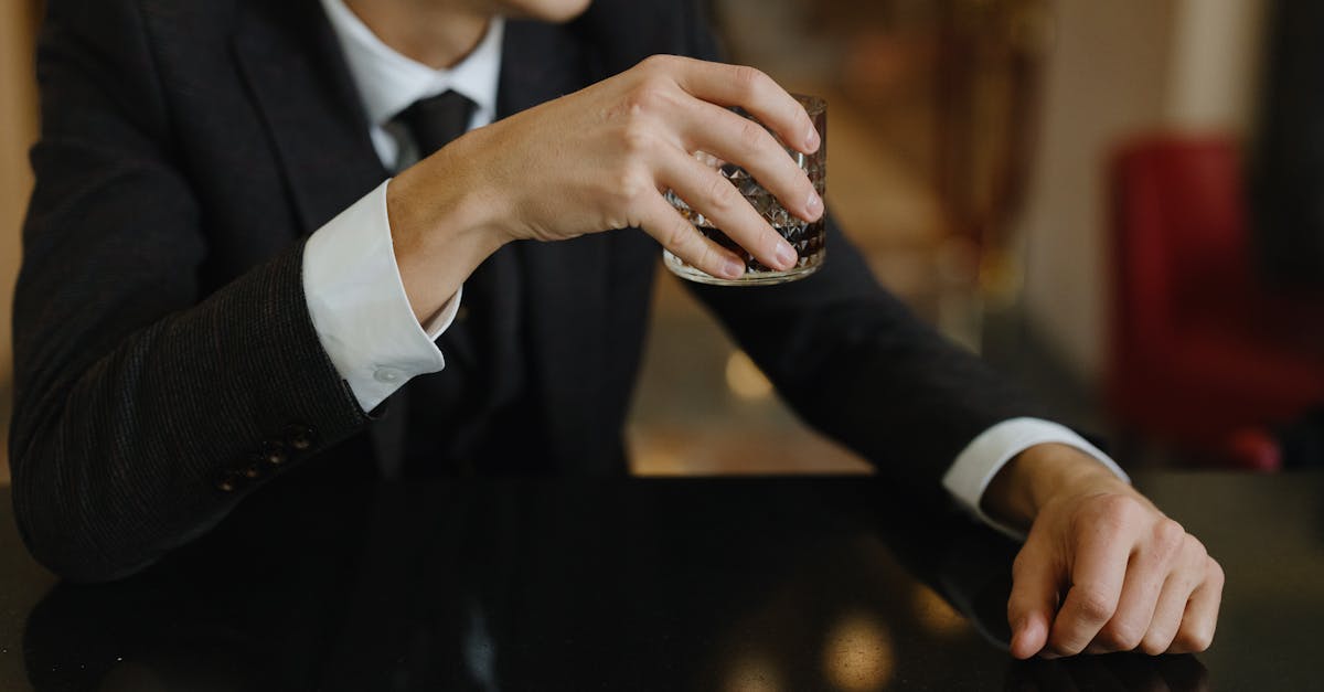 découvrez l'élégance intemporelle avec notre costume classique pour hommes, alliant confort et style pour toutes les occasions.