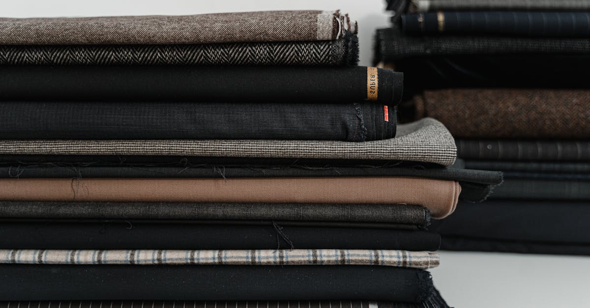 découvrez pourquoi les pantalons pour hommes à revers ont disparu de la mode et ce qui a remplacé ce style classique dans les garde-robes modernes.