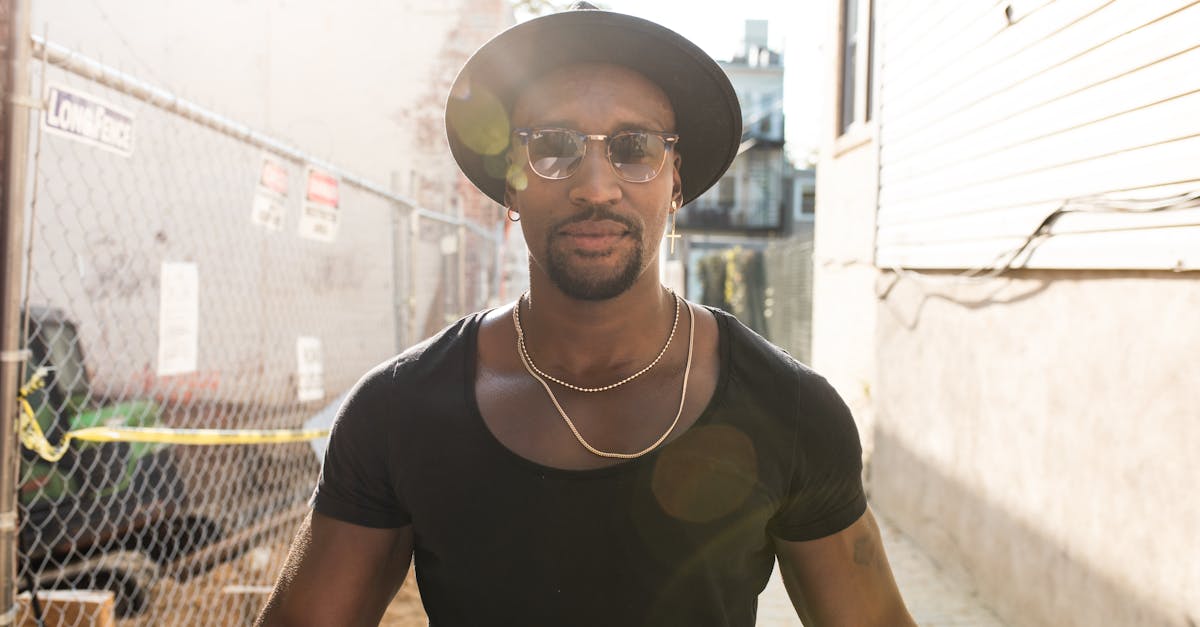 découvrez nos conseils essentiels pour choisir et porter des bijoux pour hommes avec style et élégance.