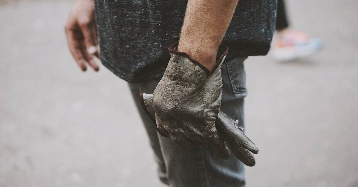 gants en cuir de pécari : élégance et durabilité avec un cuir naturel souple, idéal pour un confort optimal et un style unique.
