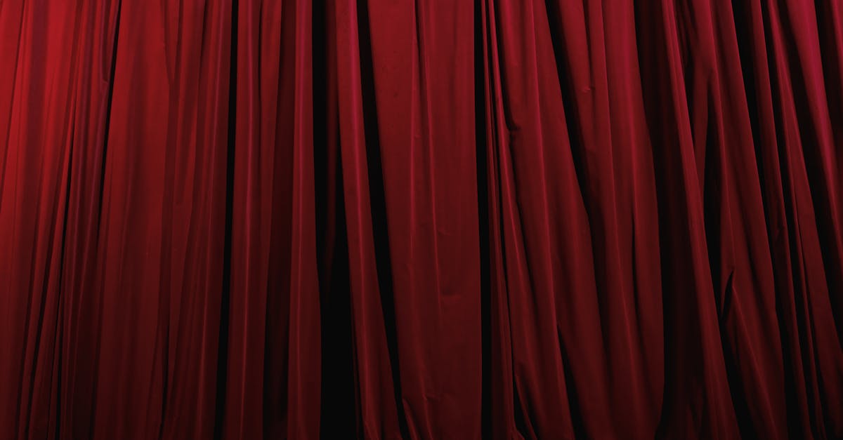 découvrez notre ceinture cummerbund en soie élégante, parfaite pour ajouter une touche raffinée à votre tenue de soirée.