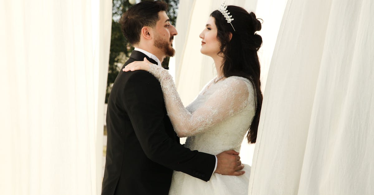 découvrez le tuxedo, ce costume élégant et intemporel qui incarne le raffinement masculin. idéal pour les grandes occasions, il allie style, classe et sophistication. conseils pour bien le choisir et le porter.