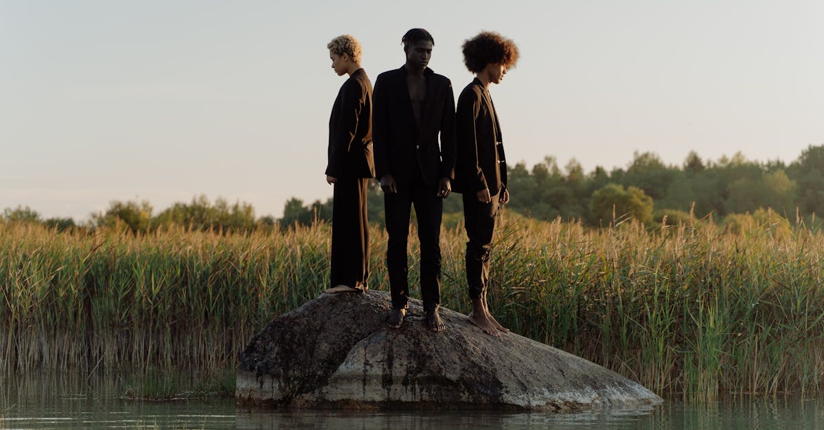 découvrez notre collection de costumes pour hommes polyvalents, alliant élégance, confort et style adapté à toutes les occasions.