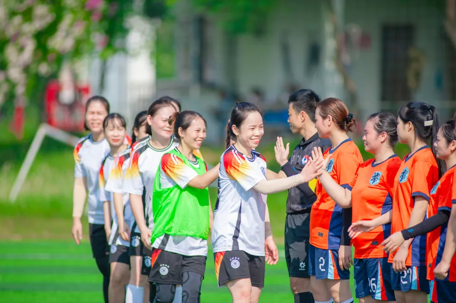 Two teams greet each other during a soccer match in Hà Nội, Vietnam.